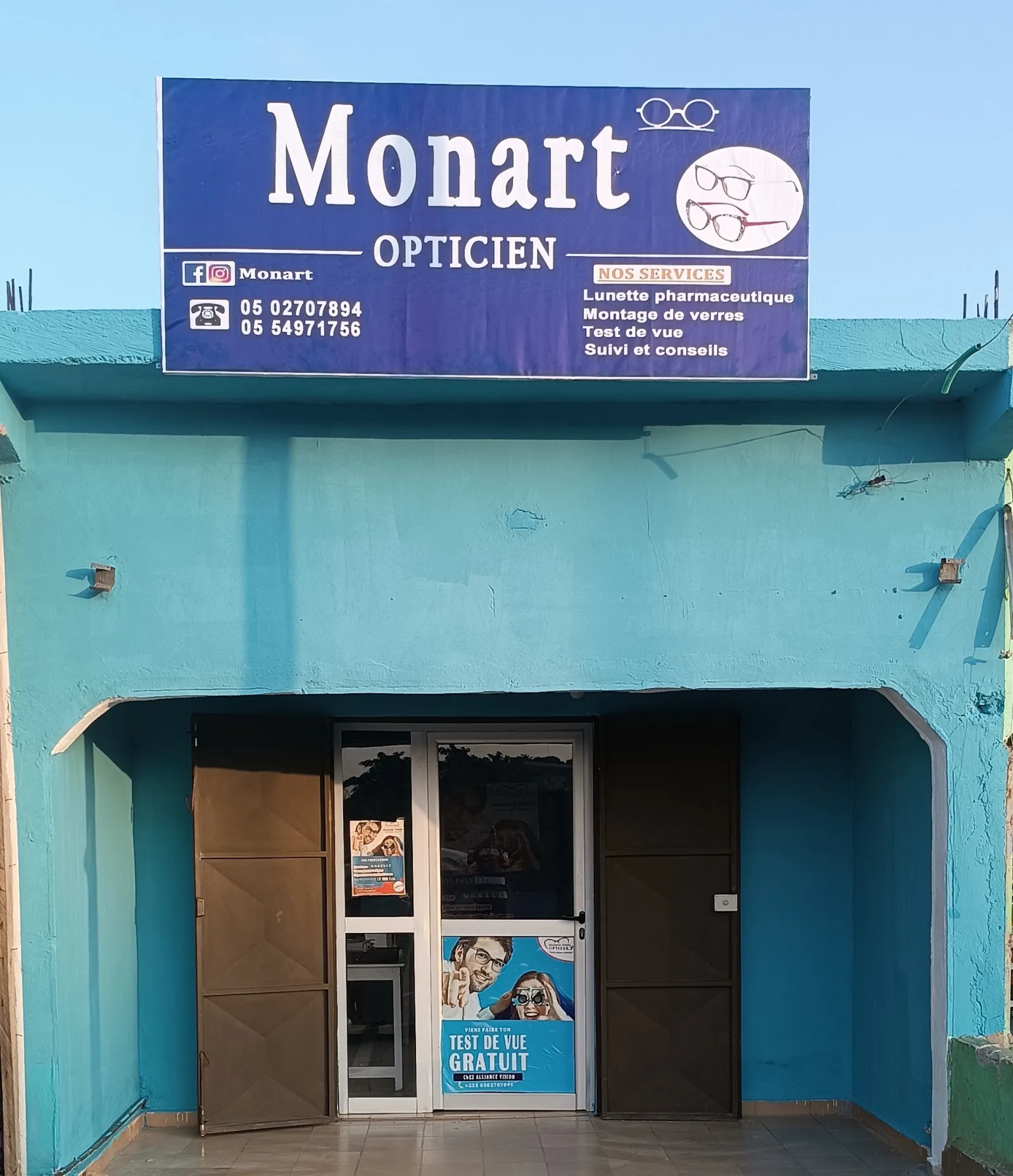 Façade du magasin Monart Opticien à Daloa, enseigne bleue et porte vitrée