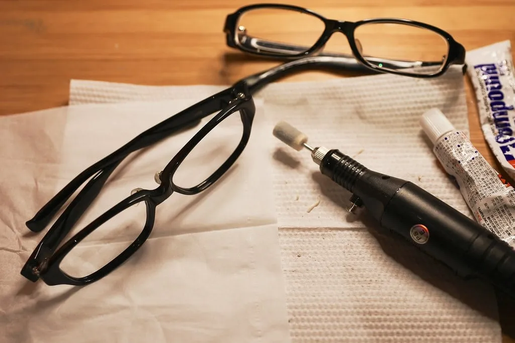 Lunettes et outils de précision sur l’établi